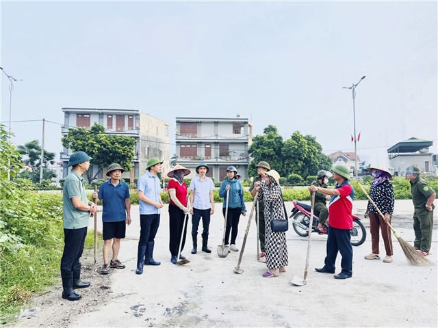 Phường Uông Bí ra quân dọn vệ sinh môi trường khắc phục các vị trí có nguy cơ ngập úng