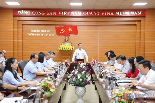 Đồng chí Chủ tịch UBND tỉnh làm việc với Trường Đại học Hạ Long