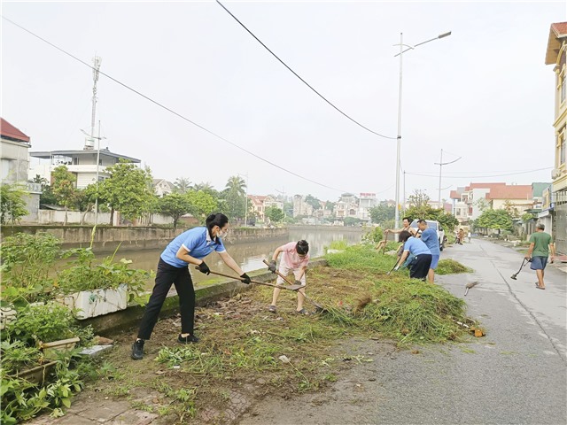 Uông Bí thu gom hơn 300m3 rác, nạo vét trên 1.400m mương, rãnh thoát nước trong chiến dịch vệ sinh toàn phường
