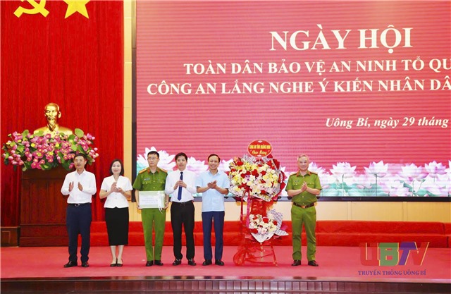 Phường Uông Bí tổ chức “Ngày hội toàn dân bảo vệ an ninh Tổ quốc” và “Công an lắng nghe ý kiến Nhân dân”
