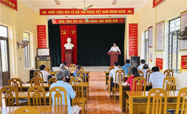 Đồng chí Nguyễn Đức Hòa Chủ tịch UBND phường dự sinh hoạt chi bộ tại khu Đền Công 2