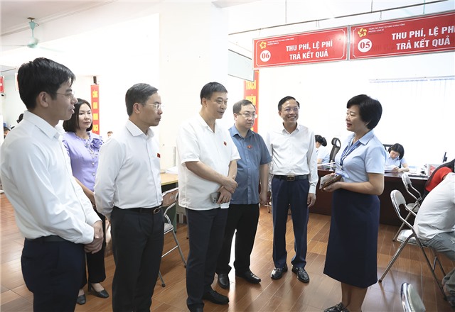 Đồng chí Vũ Hồng Thanh, Phó Chủ tịch Quốc hội kiểm tra hoạt động tại Trung tâm Phục vụ hành chính công phường Uông Bí 