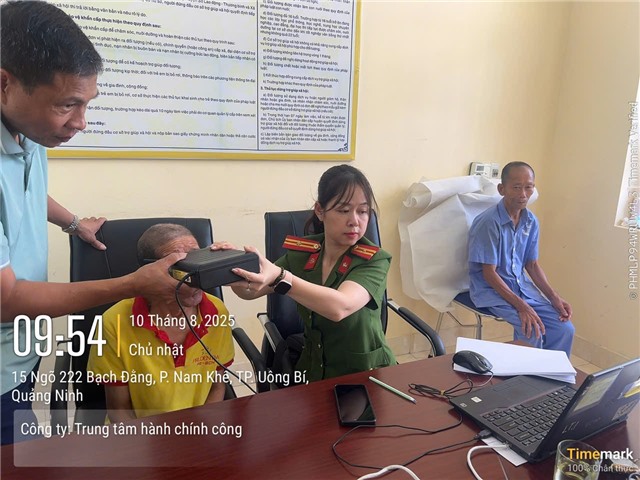 Công an phường Uông Bí cấp căn cước lưu động cho đối tượng bảo trợ xã hội