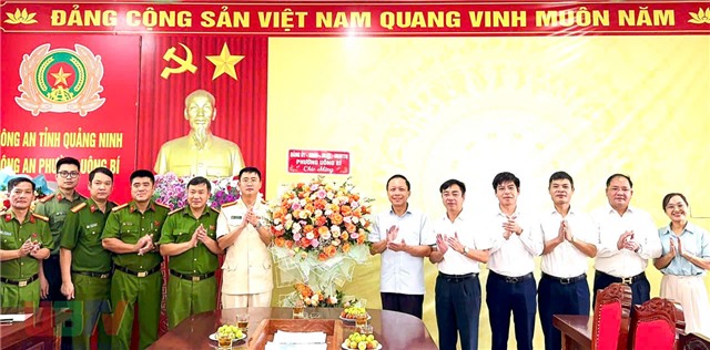 Lãnh đạo Đảng ủy, HĐND, UBND, Ủy ban MTTQ phường Uông Bí chúc mừng Công an phường nhân dịp kỷ niệm Ngày truyền thống Công an Nhân dân Việt Nam