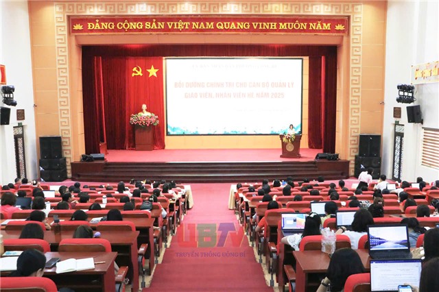 Phường Uông Bí bồi dưỡng chính trị cho cán bộ quản lý giáo dục, giáo viên và nhân viên hè 2025