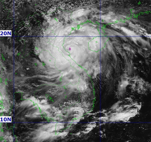 Bão số 5 tăng cường độ khi đổ bộ vào đất liền, mưa lớn trên diện rộng
