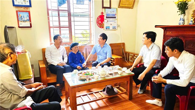 Đồng chí Phó Bí thư Tỉnh ủy Vũ Quyết Tiến thăm, tặng quà Mẹ VNAH và Thầy thuốc nhân dân