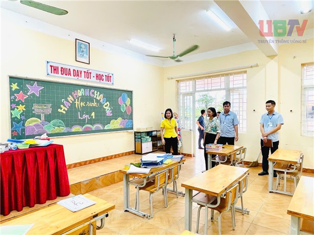 Phó Chủ tịch UBND phường Vũ Thị Hồng Nhung kiểm tra công tác chuẩn bị cho năm học mới 2025-2026