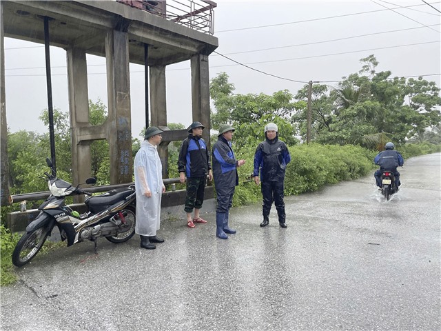 Phó Chủ tịch UBND phường Đào Văn Phức kiểm tra các điểm xung yếu