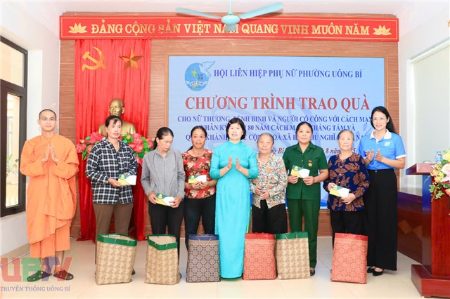 Hội LHPN phường Uông Bí trao 50 suất quà cho nữ thương, bệnh binh, người có công với cách mạng 
