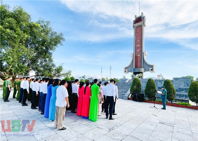 Đoàn đại biểu Đảng uỷ - HĐND – UBND, MTTQ và các tổ chức chính trị - xã hội, lực lượng vũ trang phường Uông Bí, Vàng Danh viếng Anh hùng Liệt sỹ, dâng hương tại Di tích lưu niệm sự kiện Bác Hồ về thăm Uông Bí