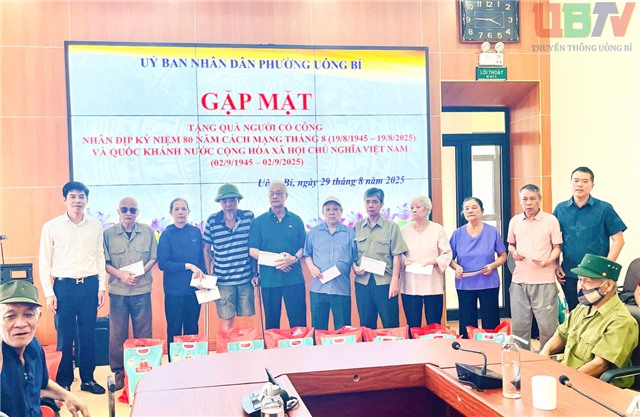 UBND phường Uông Bí gặp mặt tặng quà người có công