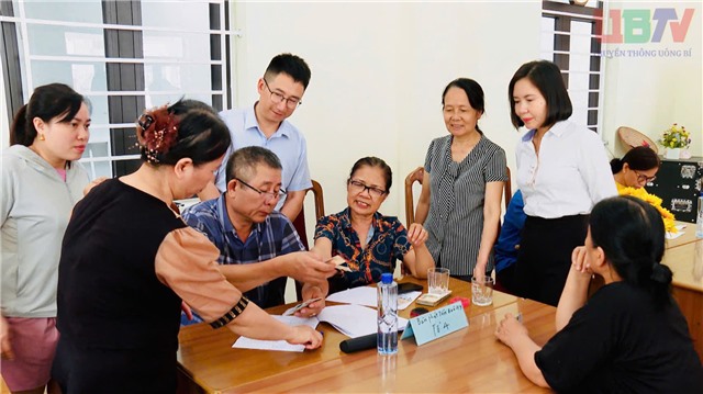 Người dân Uông Bí hân hoan nhận quà Tết Độc lập