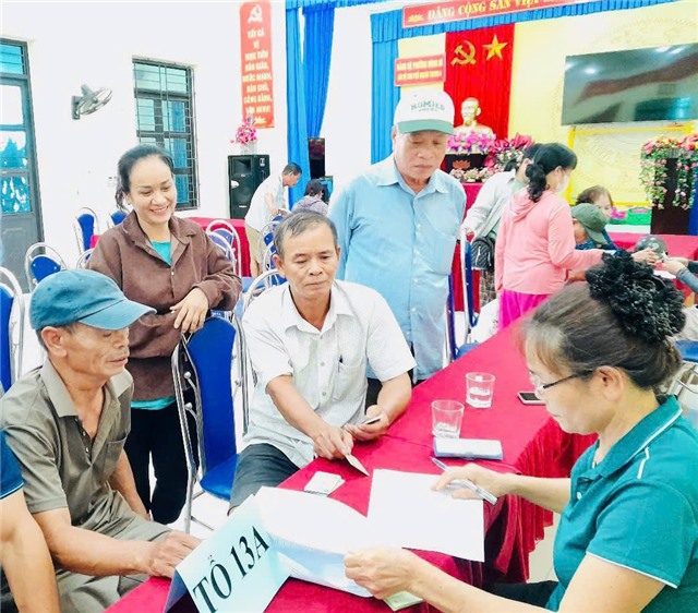 Người dân Uông Bí nô nức nhận quà mừng Quốc khánh 02/9