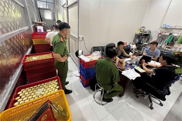 Đánh sập đường dây sản xuất, tiêu thụ hàng chục ngàn hũ nước yến giả