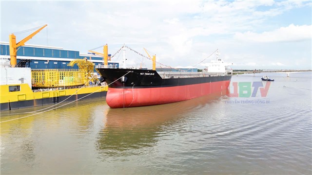 Công ty TNHH Vận tải Việt Thuận hạ thuỷ tàu hàng 26-01