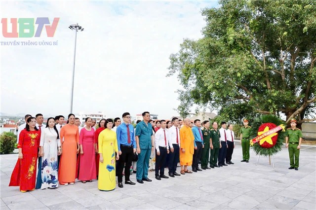 MTTQ phường Uông Bí viếng Nghĩa trang Liệt sĩ trước thềm Đại hội đại biểu lần thứ I, nhiệm kỳ 2025 – 2030