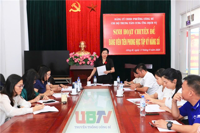 Chi bộ Trung tâm Cung ứng dịch vụ phường Uông Bí sinh hoạt chuyên đề “Đảng viên tiên phong học tập kỹ năng số”