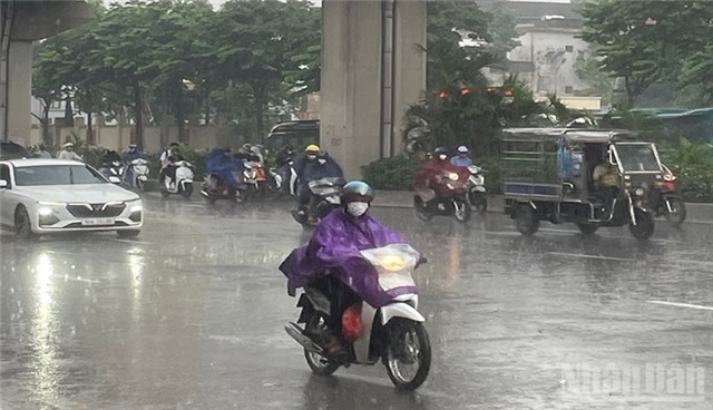 Thời tiết ngày 18/9: Áp thấp nhiệt đới đã vào Biển Đông, mưa rào và dông ở nhiều nơi trên cả nước