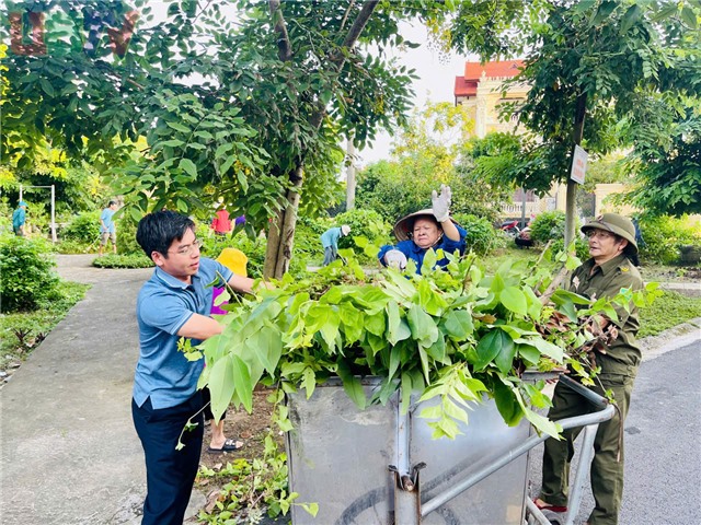 Chủ tịch UBND phường Nguyễn Đức Hoà kiểm tra việc thực hiện đợt cao điểm ra quân thực hiện công tác vệ sinh môi trường, chỉnh trang đô thị trên địa bàn