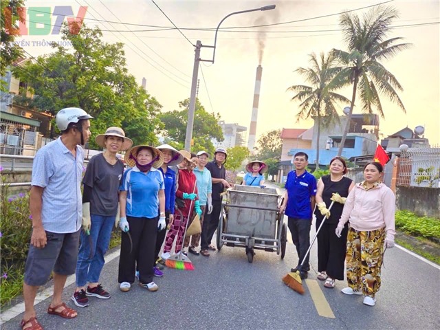 Phường Uông Bí tiếp tục ra quân vệ sinh môi trường, hưởng ứng Ngày Chủ nhật Xanh – Sạch – Đẹp