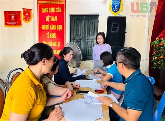 Phó Chủ tịch UBND phường Uông Bí Vũ Thị Hồng Nhung kiểm tra, nắm bắt việc thực hiện đối chiếu, phân loại vốn vay chính sách xã hội