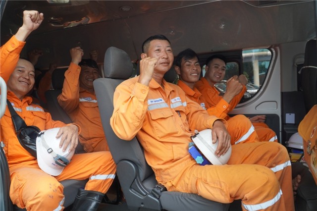 65 cán bộ, công nhân Điện lực Quảng Ninh vào Nghệ An khắc phục hậu quả bão số 10