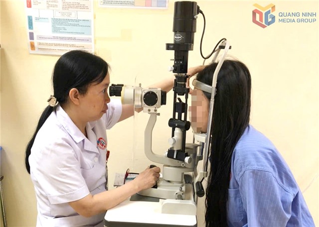 Đeo kính áp tròng, nữ bệnh nhân 20 tuổi loét giác mạc