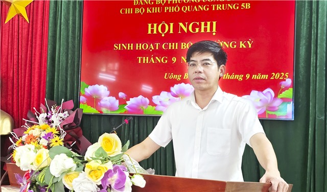 Chủ tịch UBND phường Uông Bí Nguyễn Đức Hòa dự sinh hoạt chi bộ tại khu phố Quang Trung 5B