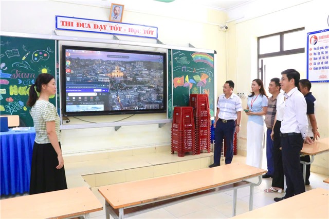 Phó Bí thư Đảng ủy, Chủ tịch UBND phường Nguyễn Đức Hoà kiểm tra công tác chuẩn bị cho Lễ khai giảng năm học 2025-2026