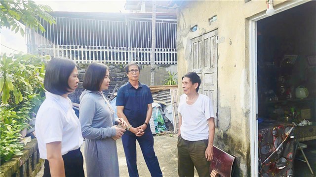 Phó Chủ tịch UBND phường Uông Bí Vũ Thị Hồng Nhung thăm và khảo sát các hộ khó khăn cần hỗ trợ xây nhà