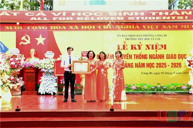 Chủ tịch UBND phường Nguyễn Đức Hoà dự Lễ khai giảng năm học 2025- 2026 và đón Bằng khen của Thủ tướng Chính phủ tại Trường Tiểu học Lê Lợi