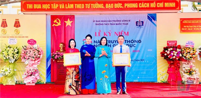 Phó Chủ tịch UBND phường Vũ Thị Hồng Nhung dự Lễ kỷ niệm 80 năm Ngày truyền thống ngành giáo dục và khai giảng năm học 2025-2026 tại Trường THCS Trần Quốc Toản