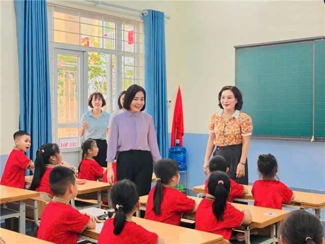 Phó Chủ tịch UBND phường Vũ Thị Hồng Nhung kiểm tra công tác chuẩn bị năm học mới tại Trường Tiểu học Lê Lợi