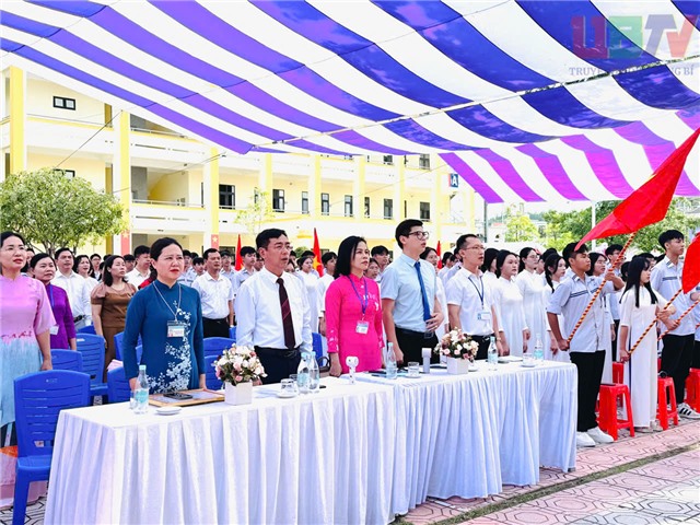 Phó Bí thư Thường trực Đảng uỷ phường Đào Ngọc Sơn dự  Lễ khai giảng năm học 2025-2026 tại Trường THPT Uông Bí