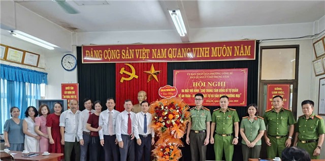Uông Bí ra mắt mô hình “Chợ trung tâm tự quản về an ninh trật tự và văn minh thương mại”
