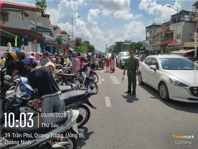 Công an phường Uông Bí bảo đảm tốt ANTT, TTATGT phục vụ Lễ Khai giảng năm học mới