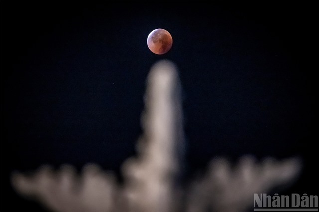 [Ảnh] Chiêm ngưỡng siêu "trăng máu" hiếm có giữa bầu trời Hà Nội