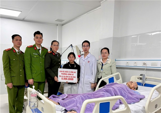 Đoàn Thanh niên, Hội Phụ nữ Công an phường Uông Bí chung tay hỗ trợ bệnh nhân có hoàn cảnh đặc biệt khó khăn