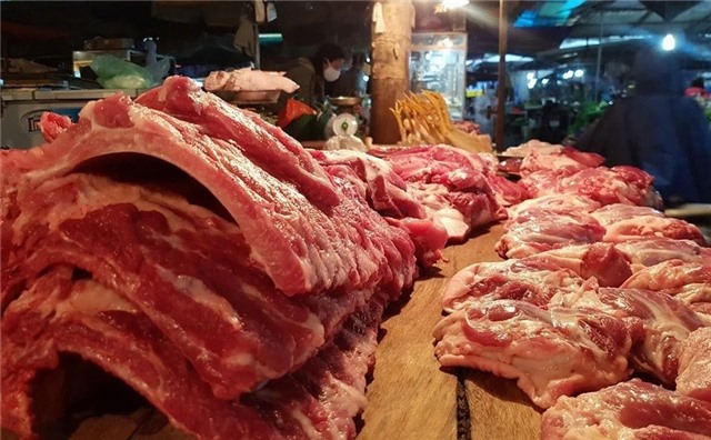 Phường Uông Bí kiểm soát chặt nguồn thịt lợn, bảo đảm an toàn thực phẩm dịp Tết 