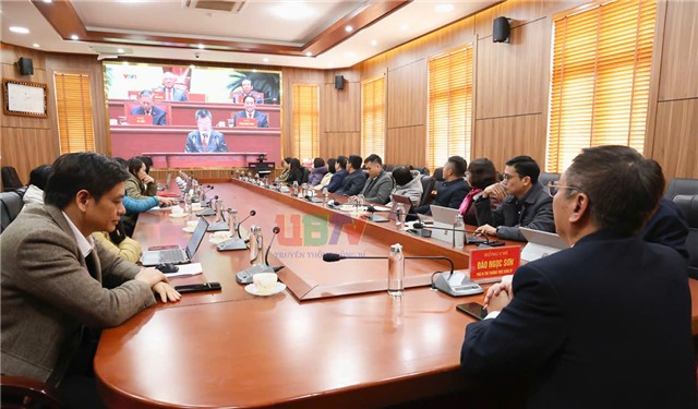 Cán bộ công chức phường Uông Bí theo dõi bế mạc Đại hội đại biểu toàn quốc lần thứ XIV của Đảng qua truyền hình trực tiếp