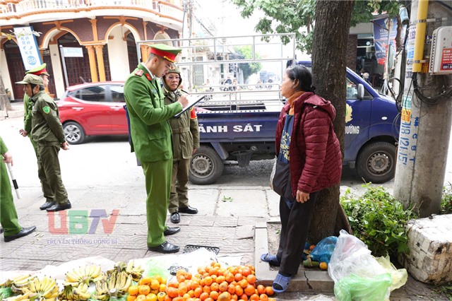 Công an phường Uông Bí ra quân kiểm tra, bảo đảm trật tự đô thị tại chợ Quang Trung