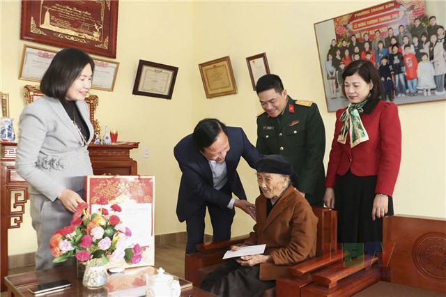 Đồng chí Nguyễn Chiến Thắng – Bí thư Đảng ủy, Chủ tịch HĐND phường thăm, tặng quà Tết các gia đình Người có công với cách mạng