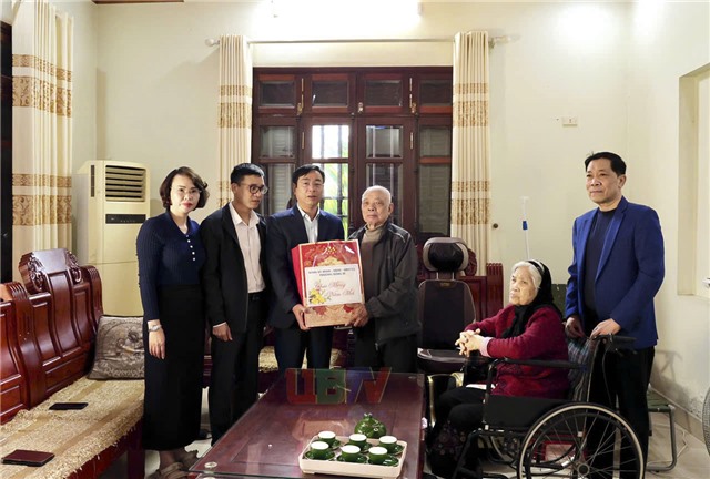 Lãnh đạo phường thăm, tặng quà gia đình người có công nhân dịp Tết Nguyên đán Bính Ngọ 2026