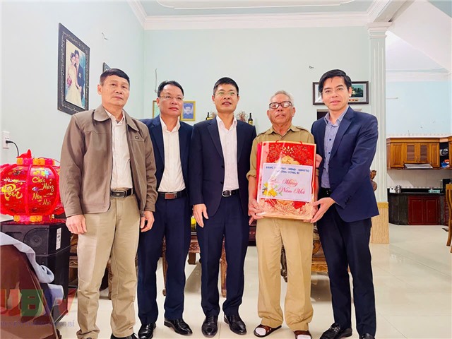 Đồng chí Chủ tịch UBND phường Uông Bí Nguyễn Đức Hòa thăm, tặng quà đối tượng chính sách nhân dịp Tết Nguyên đán Bính Ngọ