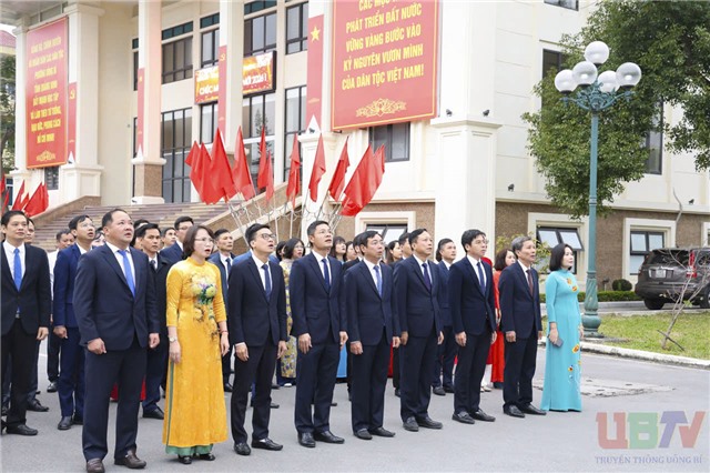 Phường Uông Bí trọng thể tổ chức Lễ chào cờ tháng 01/2026