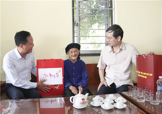 Đồng chí Vũ Quyết Tiến, Phó Bí thư Thành ủy, Chủ tịch Ủy ban MTTQ thành phố Quảng Ninh tặng quà Mẹ Việt Nam anh hùng Hoàng Thị Nghi