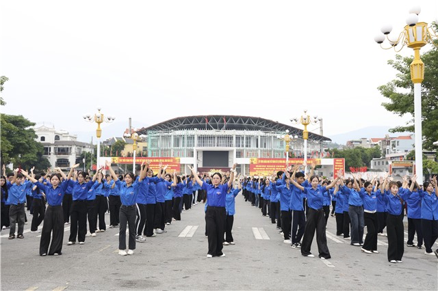 Đoàn Thanh niên phường Uông Bí đồng diễn “Áo xanh gọi tương lai”