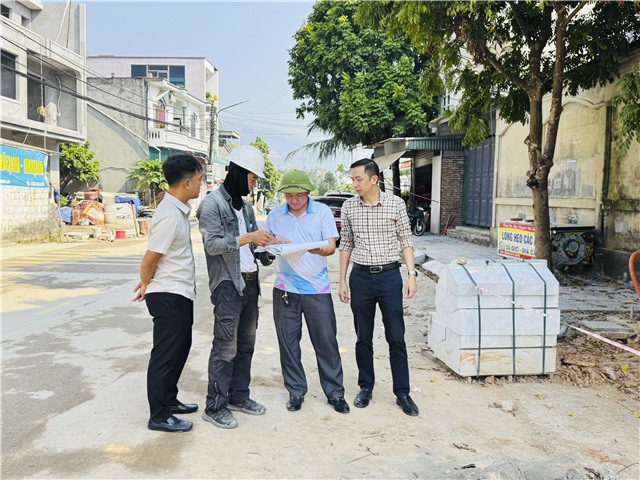 ĐỒNG CHÍ TRẦN QUANG ĐÔNG, PHÓ CHỦ TỊCH UBND PHƯỜNG KIỂM TRA TIẾN ĐỘ, CHẤT LƯỢNG CÁC CÔNG TRÌNH CHỈNH TRANG ĐÔ THỊ 