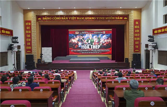 NHÀ HÁT KỊCH CÔNG AN NHÂN DÂN BIỂU DIỄN VỞ KỊCH “HOA THÉP” TẠI PHƯỜNG UÔNG BÍ